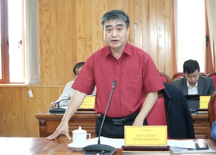 Lãnh đạo Sở Tư pháp báo cáo tại buổi làm việc