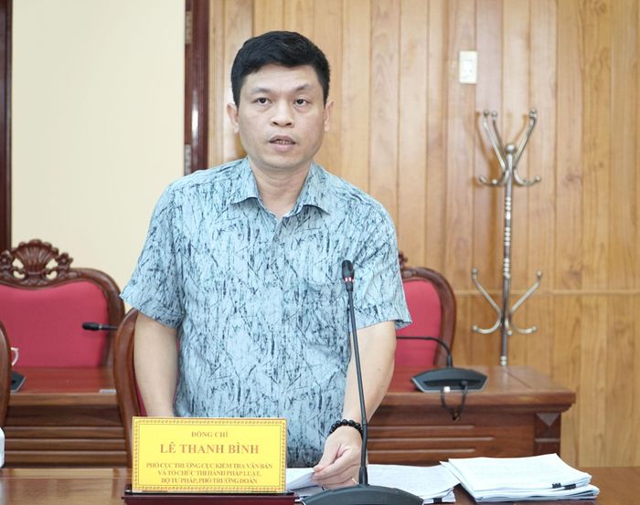 Phó Cục trưởng Cục Kiểm tra VBQPPL và Tổ chức thi hành pháp luật (Bộ Tư pháp) Lê Thanh Bình báo cáo tại buổi làm việc