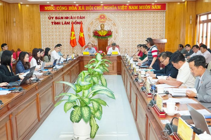 Quang cảnh buổi làm việc
