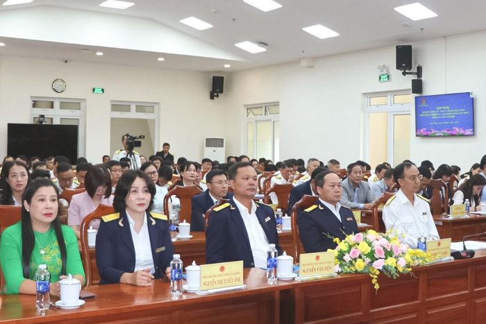 Lãnh đạo các sở, ngành và đông đảo cán bộ, công chức thuế dự hội nghị