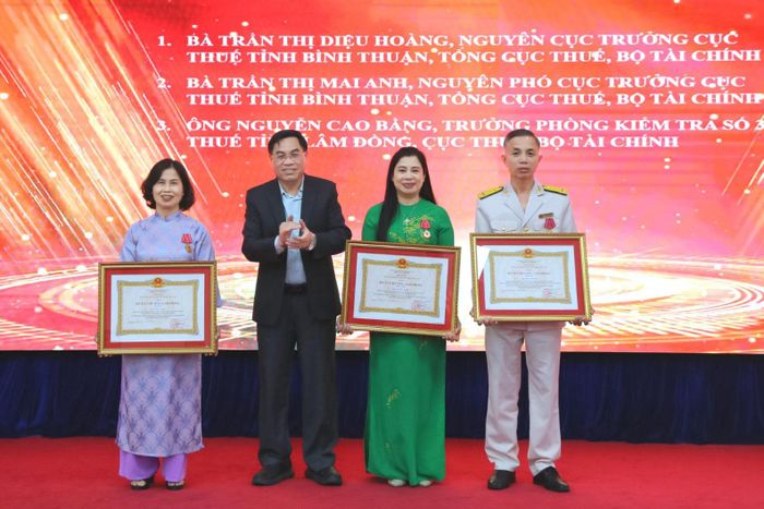 Thừa ủy quyền Chủ tịch nước, Tỉnh ủy viên, Phó Chủ tịch UBND tỉnh Võ Ngọc Hiệp tặng Huân chương Lao động cho các cá nhân có nhiều đóng góp cho ngành thuế