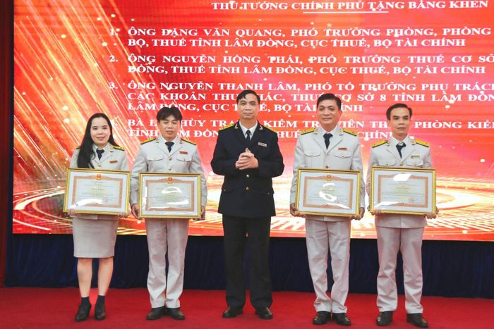 Thừa ủy quyền Thủ tướng Chính phủ, Trưởng Thuế tỉnh Trần Văn Long trao Bằng khen của Thủ tướng Chính phủ cho các cá nhân có nhiều đóng góp cho ngành thuế