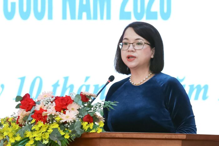 Đồng chí Dương Thị Ngà, Bí thư Đảng ủy, Chủ tịch HĐND xã Đơn Dương phát biểu tại hội nghị