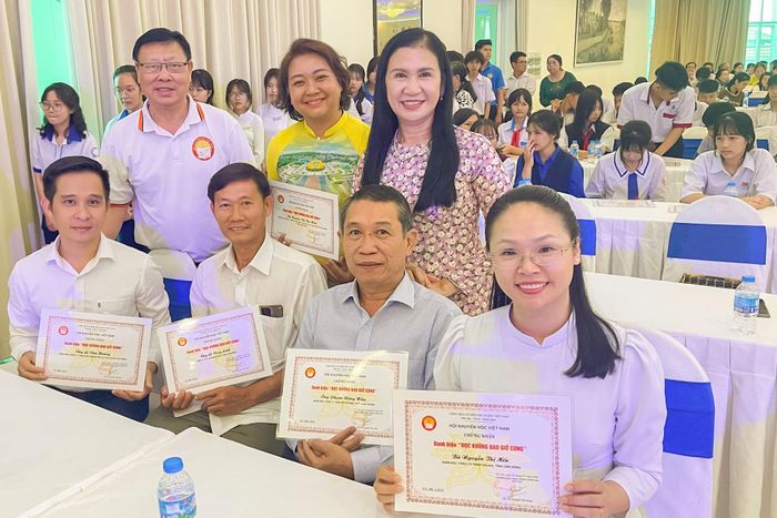 Các đại biểu của tỉnh Lâm Đồng vinh dự được trao học bổng "Học không bao giờ cùng"