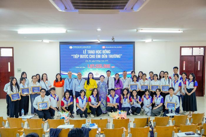 Các đơn vị chụp ảnh lưu niệm cùng các sinh viên được nhận học bổng