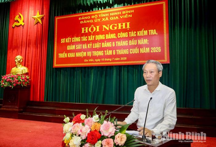 Đồng chí Phạm Văn Tam, Bí thư Đảng ủy, Chủ tịch HĐND xã phát biểu tại hội nghị.