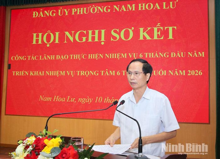Đồng chí Bùi Thiện Thi, Tỉnh ủy viên, Bí thư Đảng ủy, Chủ tịch HĐND phường Nam Hoa Lư phát biểu tại hội nghị.