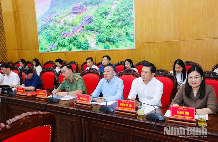 Các đại biểu dự buổi làm việc.