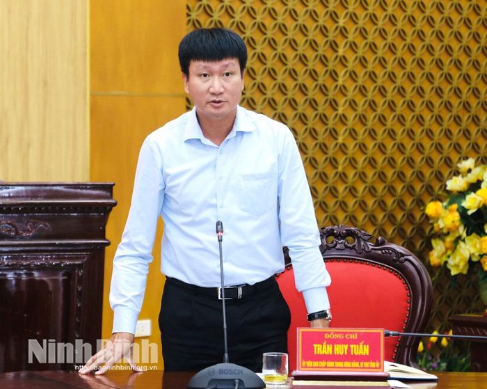 Đồng chí Trần Huy Tuấn, Ủy viên Trung ương Đảng, Bí thư Tỉnh ủy phát biểu tại buổi làm việc.