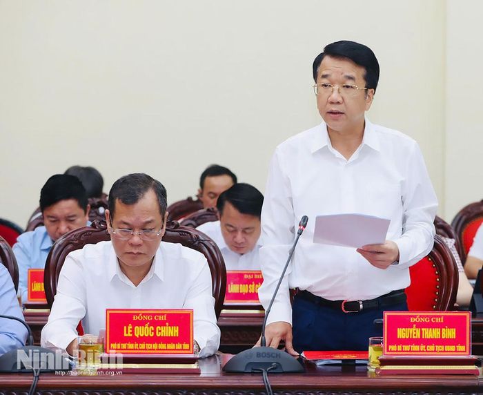 Đồng chí Nguyễn Thanh Bình, Phó Bí thư Tỉnh ủy, Chủ tịch UBND tỉnh báo cáo kết quả thực hiện nhiệm vụ phát triển kinh tế - xã hội 6 tháng đầu năm 2026 và những nhiệm vụ trọng tâm thời gian tới.