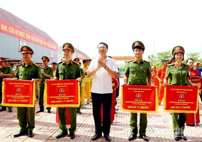 Ban Tổ chức trao giải Nhất, Nhì, Ba đối với phần thi lý thuyết cho các đội thi.