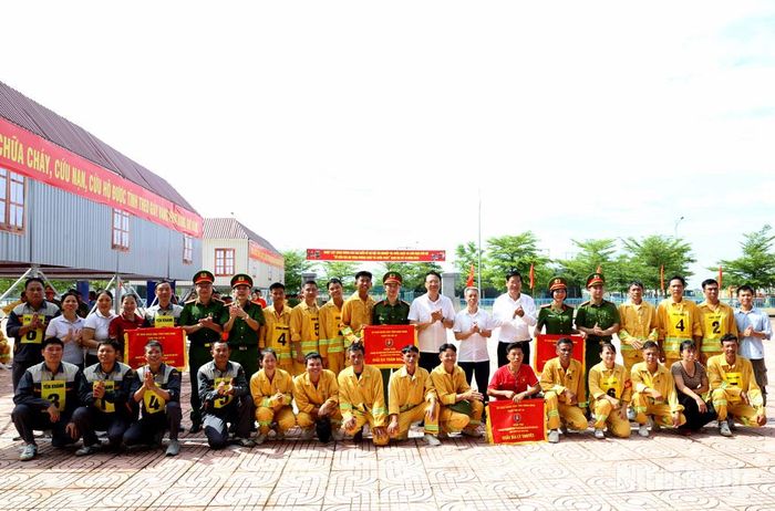 Ban Tổ chức trao giải Nhất, Nhì, Ba toàn đoàn cho các đội thi.