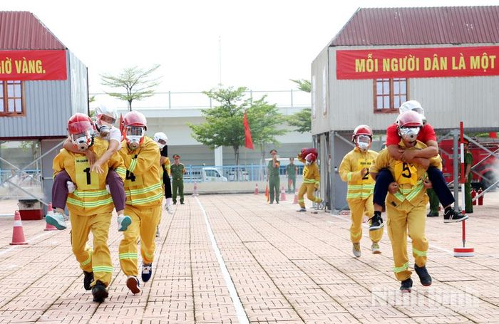 Các thành viên đội thi thực hành nội dung cứu người bị nạn thoát khỏi đám cháy.