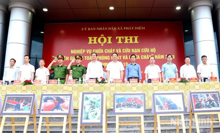 Các đại biểu dự chỉ đạo, động viên hội thi.