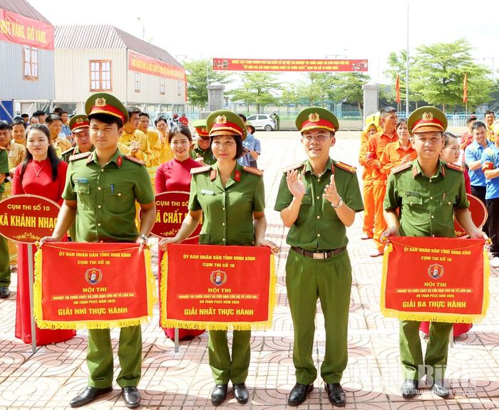 Ban Tổ chức trao giải Nhất, Nhì, Ba đối với phần thi thực hành cho các đội thi.