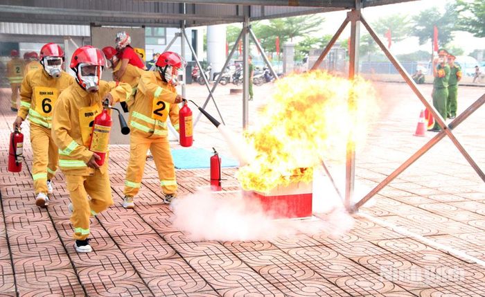 Các thành viên đội thi thao tác xử lý dập tắt đám cháy để cứu người, cứu tài sản.