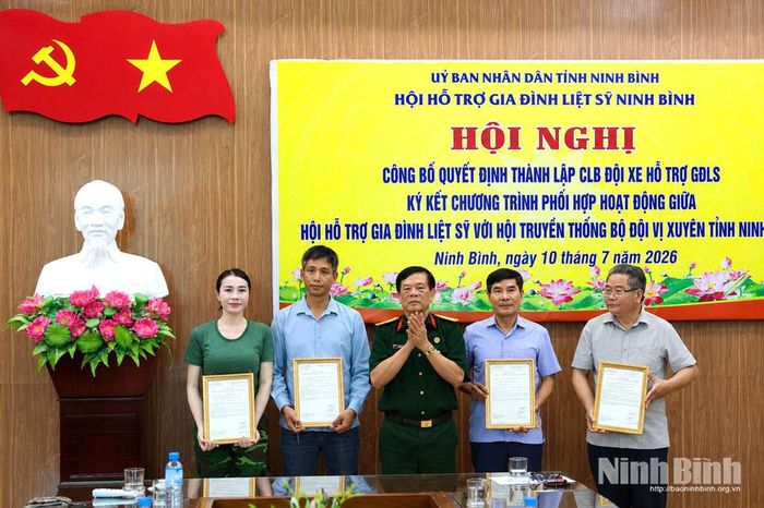 Chủ tịch Hội Hỗ trợ gia đình liệt sĩ tỉnh trao quyết định thành lập Câu lạc bộ Đội xe hỗ trợ gia đình liệt sĩ tỉnh Ninh Bình.