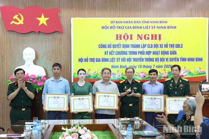 Ban tổ chức trao Bằng khen của Trung ương Hội Hỗ trợ gia đình liệt sỹ Việt Nam cho các tập thể, cá nhân có thành tích xuất sắc trong hoạt động tri ân liệt sỹ.