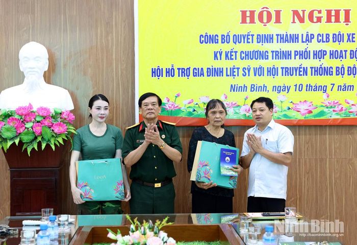 Chủ tịch Hội Hỗ trợ gia đình liệt sĩ cùng lãnh đạo Trung tâm Thanh thiếu niên tỉnh trao quà cho các gia đình liệt sĩ.