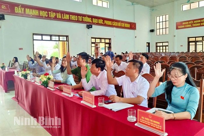 Các đại biểu HĐND xã biểu quyết thông qua Nghị quyết Kỳ họp. Ảnh: Minh Phạm
