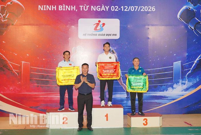 Đại diện Cục Thể dục thể thao Việt Nam trao Cờ toàn đoàn cho các đơn vị đạt thành tích xuất sắc ở nội dung nam lứa tuổi 13-14.