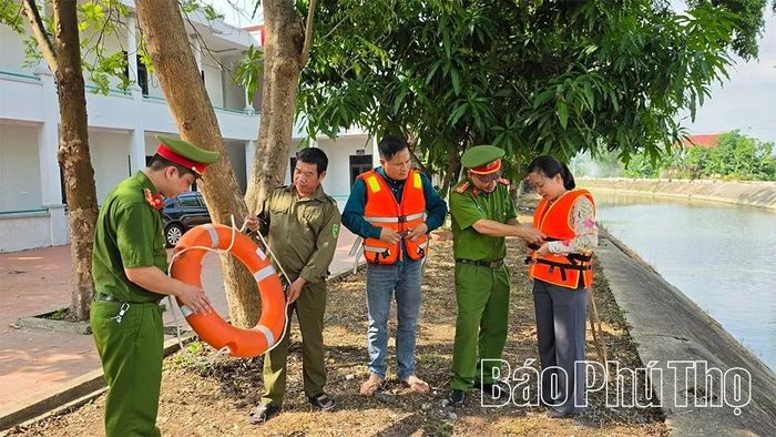 Công an xã Hội Thịnh phối hợp hướng dẫn học sinh và người dân kỹ năng sử dụng phao cứu sinh, phòng chống đuối nước dịp hè 2026.
