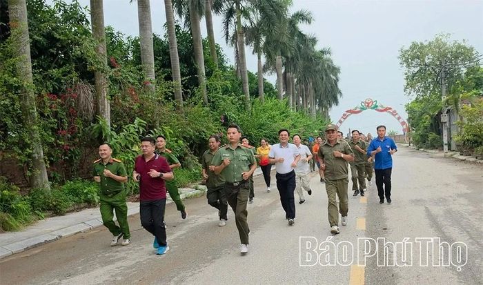 Lãnh đạo và Nhân dân xã Hội Thịnh tham gia chạy phong trào, thể hiện quyết tâm xây dựng địa bàn không ma túy năm 2026.