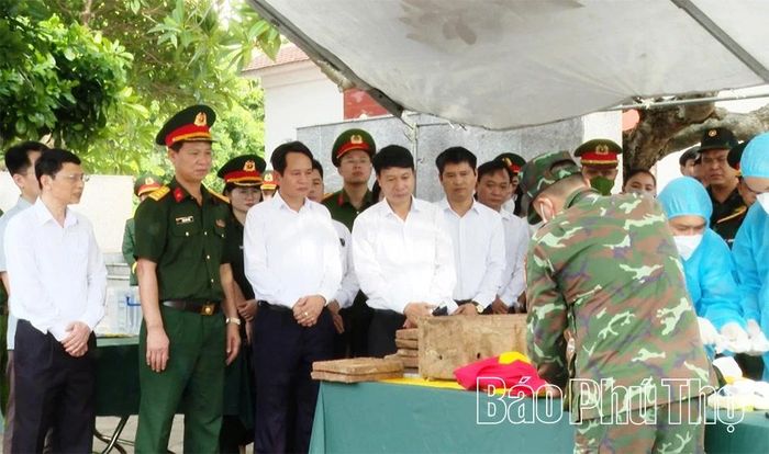 Đồng chí Nguyễn Khắc Hiếu - Tỉnh ủy viên, Phó Chủ tịch UBND tỉnh, Trưởng Ban Chỉ đạo 515 tỉnh kiểm tra công tác lấy mẫu tại nghĩa trang liệt sĩ khu vực Trung Nguyên, xã Tề Lỗ.