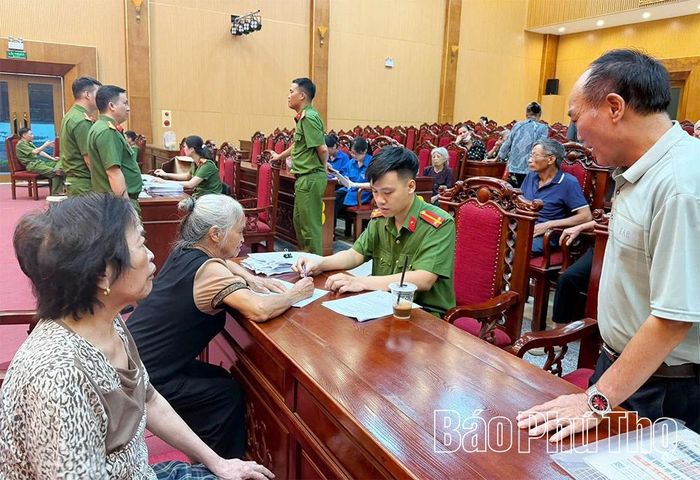 Anh Hán Văn Chường cùng hai người cô đến lấy mẫu ADN phục vụ xác định danh tính hài cốt liệt sĩ.