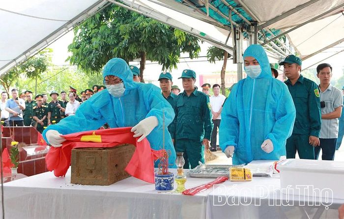 Lực lượng chức năng thực hiện quy trình lấy mẫu.