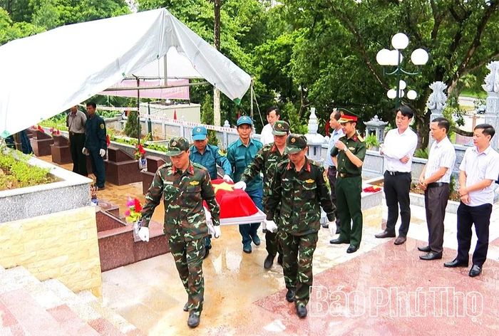 Lực lượng chức năng triển khai quy trình ấy mẫu tại Nghĩa trang liệt sĩ xã Hy Cương.
