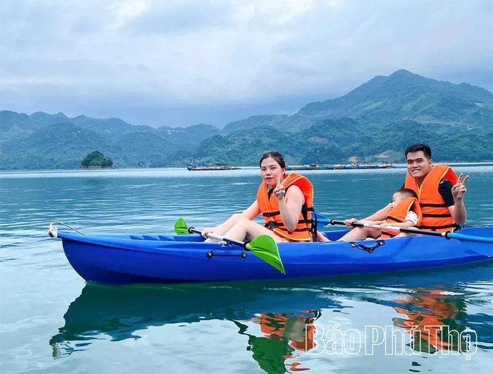 Du khách khám phá hoạt động thể thao dưới nước trên vịnh Hiền Lương - xã Đà Bắc.