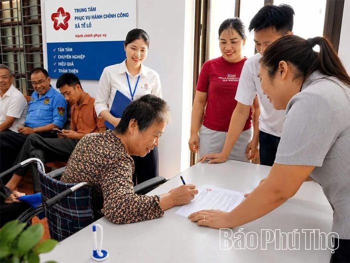Cán bộ, công chức Trung tâm Phục vụ hành chính công xã Tề Lỗ tận tình hướng dẫn người dân dân làm các thủ tục hành chính.