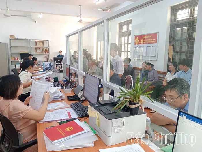 Cán bộ Trung tâm Phục vụ hành chính công xã Tề Lỗ hướng dẫn người dân thực hiện thủ tục hành chính trên môi trường số.