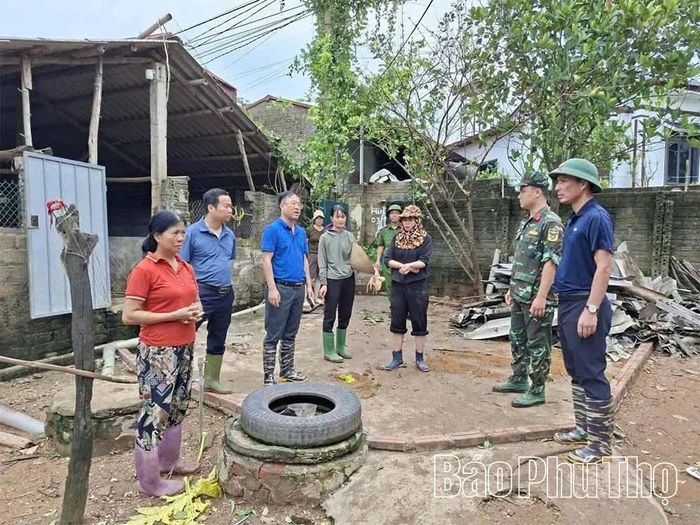 Lãnh đạo xã Trạm Thản kiểm tra thiệt hại tại nhà dân bị ảnh hưởng bởi mưa lớn.