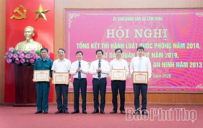 Các đồng chí lãnh đạo xã Lâm Thao trao tặng giấy khen cho 4 cá nhân.