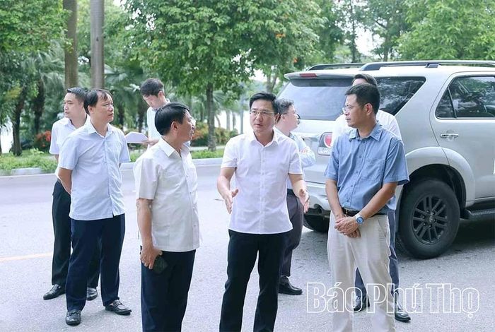 Phó Chủ tịch UBND tỉnh Vũ Việt Văn kiểm tra thực địa Dự án Khu nhà ở đô thị Tiên Cát, phường Thanh Miếu.