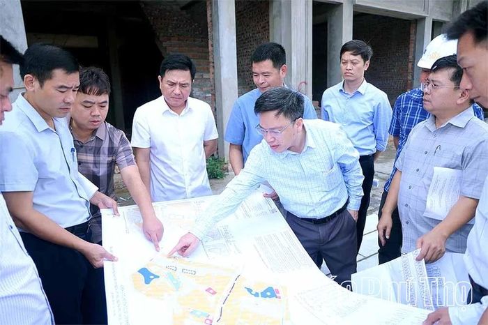 Đồng chí Vũ Việt Văn - Ủy viên Ban Thường vụ Tỉnh ủy, Phó Chủ tịch UBND tỉnh cùng lãnh đạo một số sở, ngành kiểm tra thực địa Dự án Khu nhà ở đô thị Tiên Cát, phường Thanh Miếu.