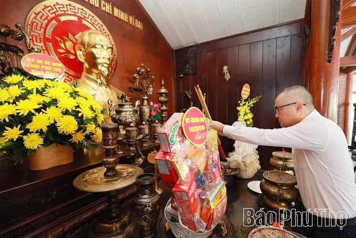 Thay mặt Đảng bộ, chính quyền và Nhân dân tỉnh Phú Thọ, đồng chí Bí thư Tỉnh ủy Phạm Đại Dương thắp nén hương tưởng nhớ Chủ tịch Hồ Chí Minh vĩ đại.