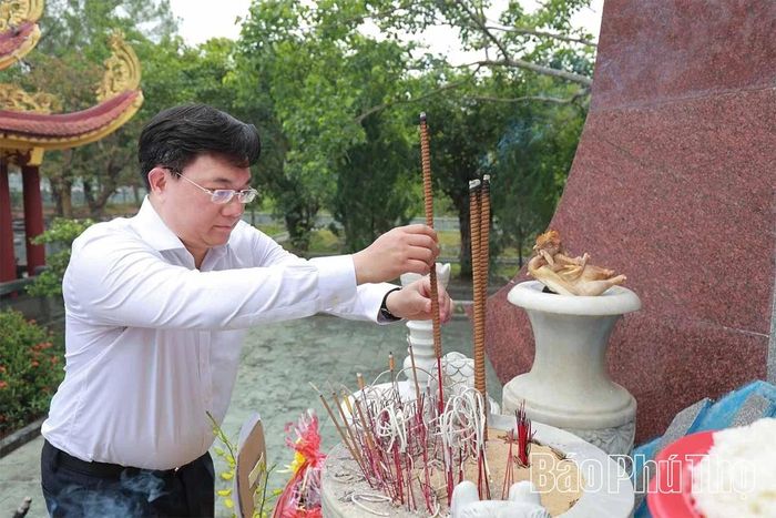 Đồng chí Chủ tịch UBND tỉnh Trần Duy Đông dâng hương tưởng nhớ các anh hùng liệt sĩ.