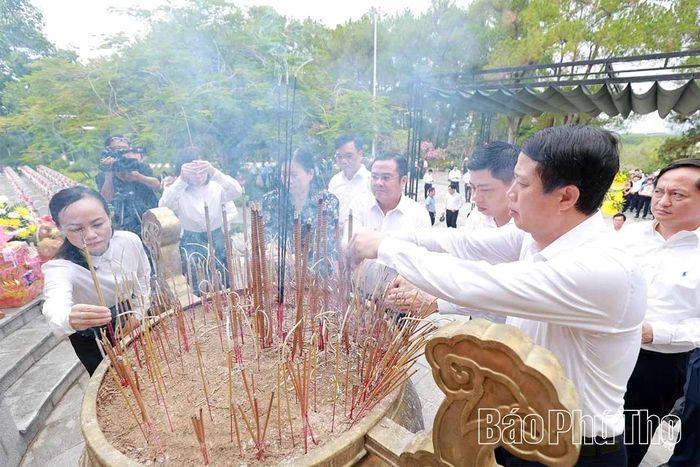 Các đại biểu thắp nén hương thơm tưởng nhớ các anh hùng liệt sĩ tại Nghĩa trang Liệt sĩ Quốc gia Trường Sơn.