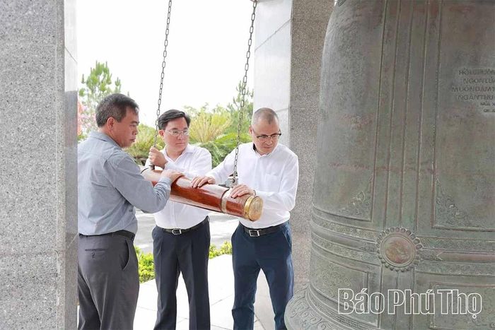 Các đồng chí lãnh đạo tỉnh Phú Thọ và Quảng Trị thực hiện nghi lễ thỉnh chuông tại Nghĩa trang Liệt sĩ Quốc gia Đường 9.