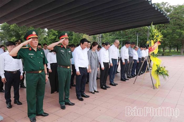 Đoàn đại biểu thành kính tưởng niệm các Anh hùng liệt sĩ đã anh dũng chiến đấu, hy sinh bảo vệ Thành cổ Quảng Trị.