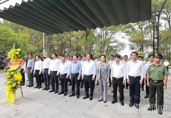 Đoàn đại biểu tỉnh Phú Thọ dâng hoa, dâng hương tại Nghĩa trang Liệt sĩ Quốc gia Trường Sơn.