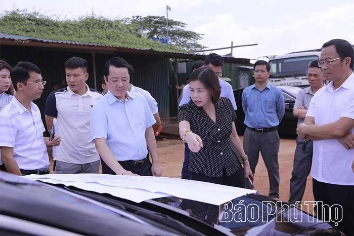 Đồng chí Phó Chủ tịch UBND tỉnh Phùng Thị Kim Nga kiểm tra dự án Cụm công nghiệp Thổ Tang – Lũng Hòa.