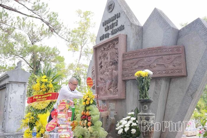 Đồng chí Bí thư Tỉnh ủy Phạm Đại Dương dâng hương tại các phần mộ liệt sĩ tỉnh Vĩnh Phú (cũ), nay là tỉnh Phú Thọ.