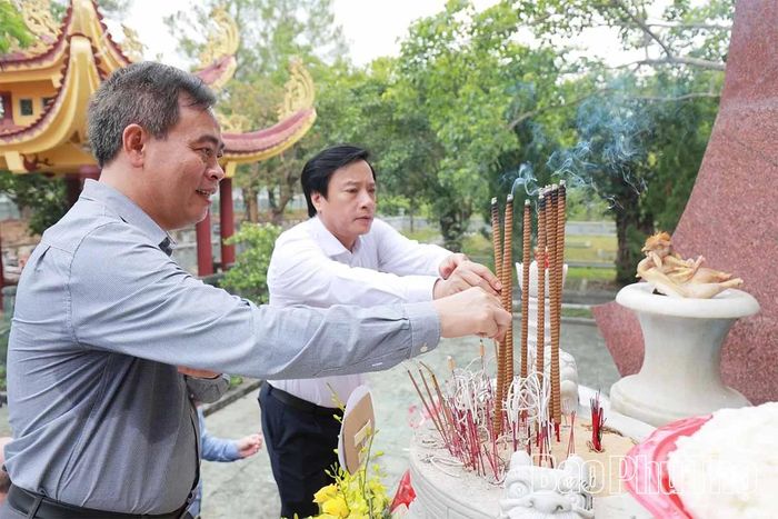 Các đại biểu dâng hương tại các khu mộ liệt sĩ tỉnh Vĩnh Phú (cũ) và Hòa Bình (cũ).