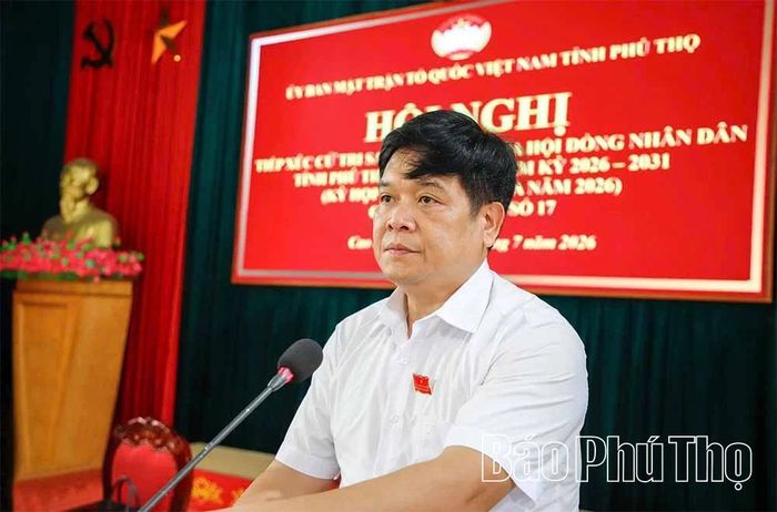 Đại biểu Phạm Văn Đức - Bí thư Đảng ủy, Chủ tịch HĐND xã Lạc Thủy thông tin tới cử tri một số nội dung quan trọng.