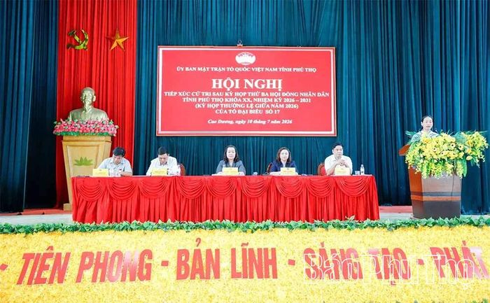 Các đại biểu tổ 17 HĐND tỉnh tại buổi tiếp xúc cử tri.