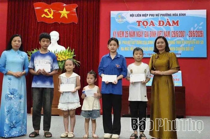 Hội Liên hiệp Phụ nữ phường Hòa Bình trao 5 suất quà "Mẹ đỡ đầu", trị giá 3 triệu đồng/suất.